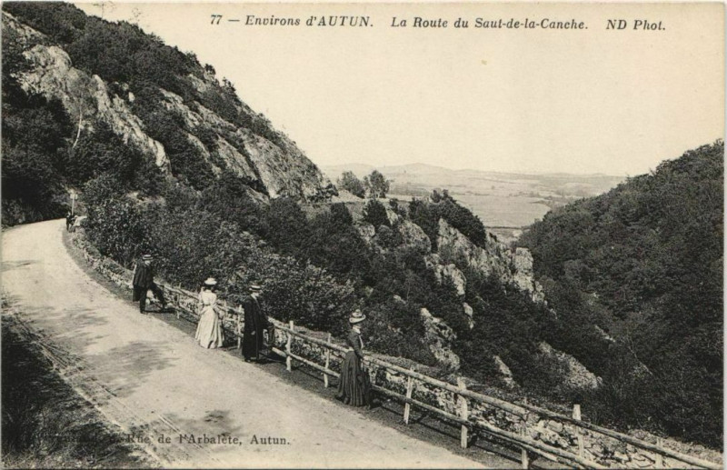Carte postale ancienne Autun La Route du Saul de la Canche France à Autun