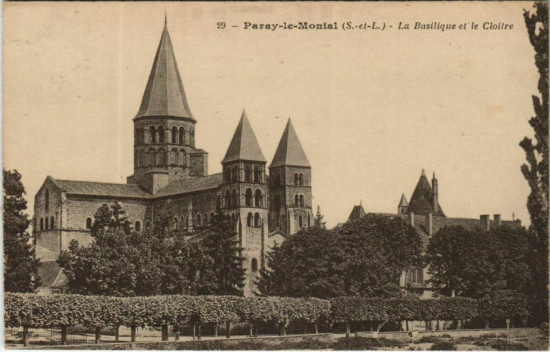Carte postale ancienne Paray-le-Monial La Basilique et le Cloitre à Paray-le-Monial
