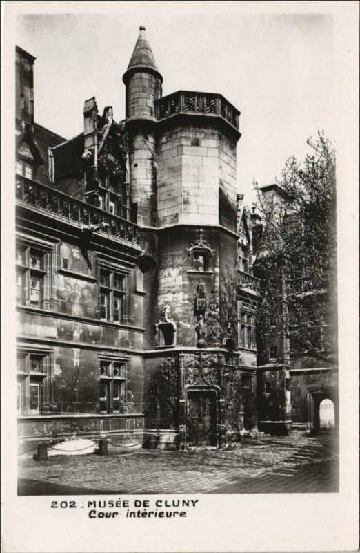 Carte postale ancienne Cluny Musee de Cluny - Cour Interieure à Cluny