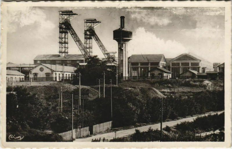 Carte postale ancienne Montceau-les-Mines Le Puits Darcy à Mont