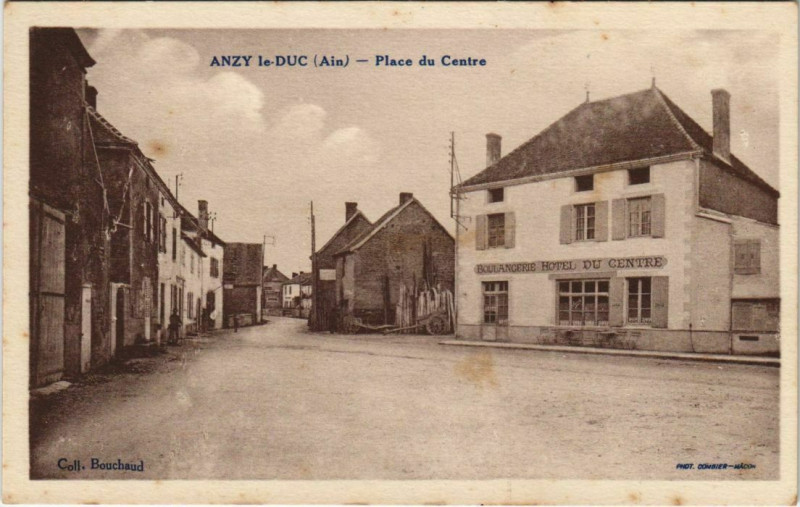 Carte postale ancienne Anzy-le-Duc Place du Centre à Anzy-le-Duc