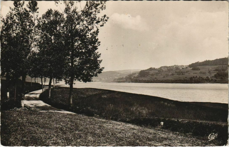 Carte postale ancienne Saint-Point Lac saint-Point - Route de Saint-Point à Saint-Point