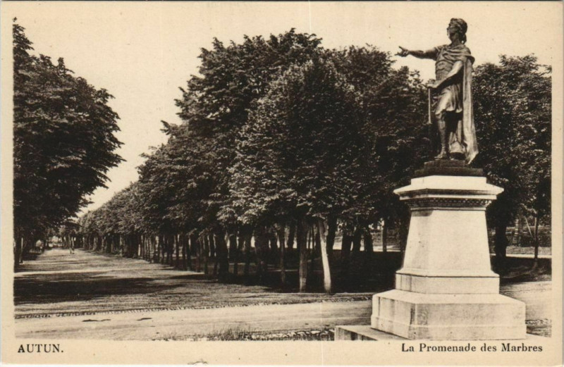 Carte postale ancienne Autun La Promenade des Marbres à Autun