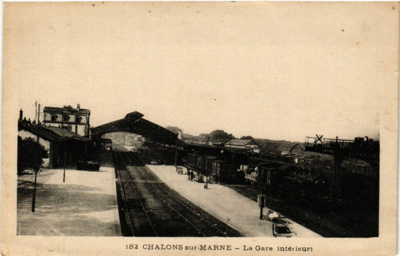 Carte postale ancienne Chalons-sur-Marne - La Gare interieur
