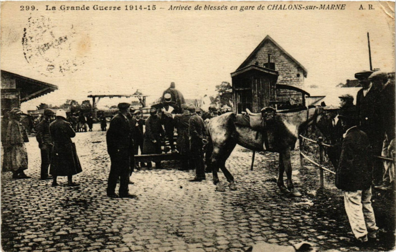 Carte postale ancienne Grande Guerre 1914-15 Arrivée de blesses en gare de Chalons-sur