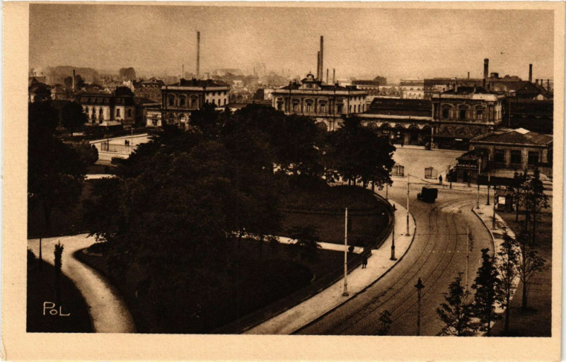 Carte postale ancienne La Ville Renaissante - Reims - La Gare et le Square Colbert à Reims