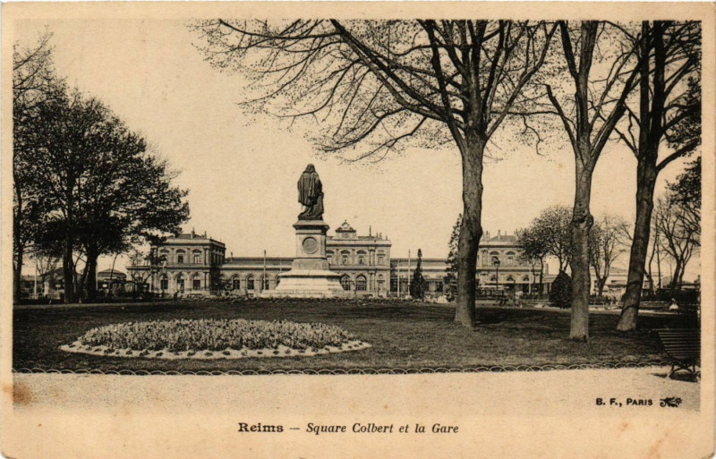 Carte postale ancienne Reims - Square Colbert et la Gare à Reims
