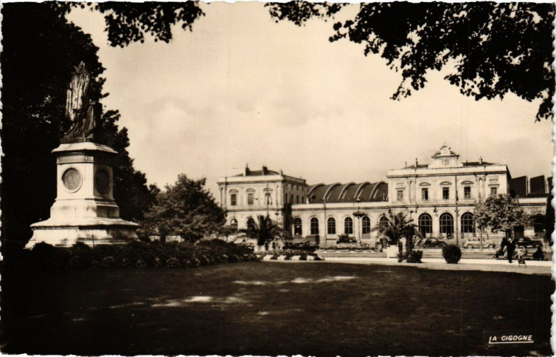 Carte postale ancienne Reims - La gare vue du Square Colbert à Reims