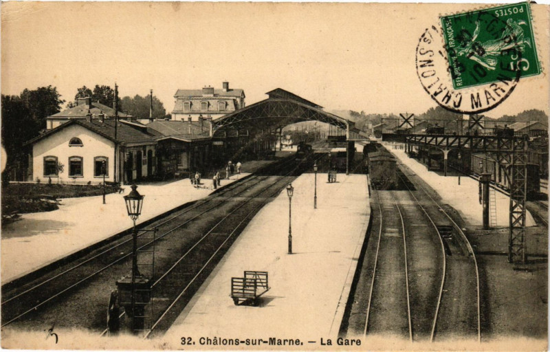 Carte postale ancienne Chalons-sur-Marne - La Gare