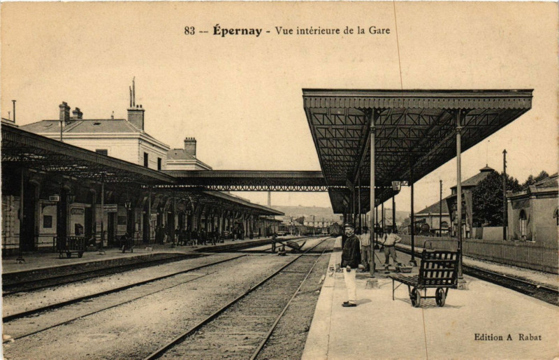 Carte postale ancienne Epernay - Vue intérieure de la Gare à Épernay