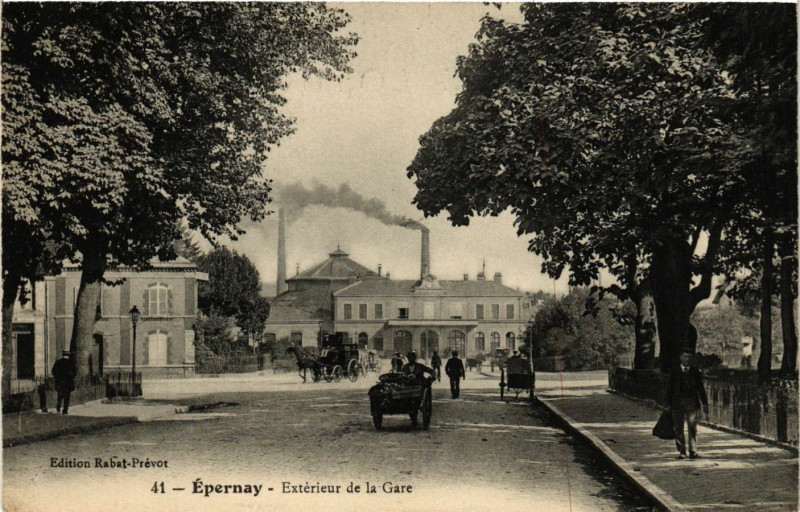 Carte postale ancienne Epernay - Extérieur de la Gare à Épernay