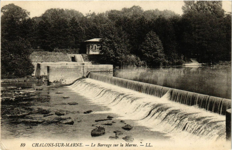Carte postale ancienne Chalons-sur-Marne - Le Barrage sur la Marne