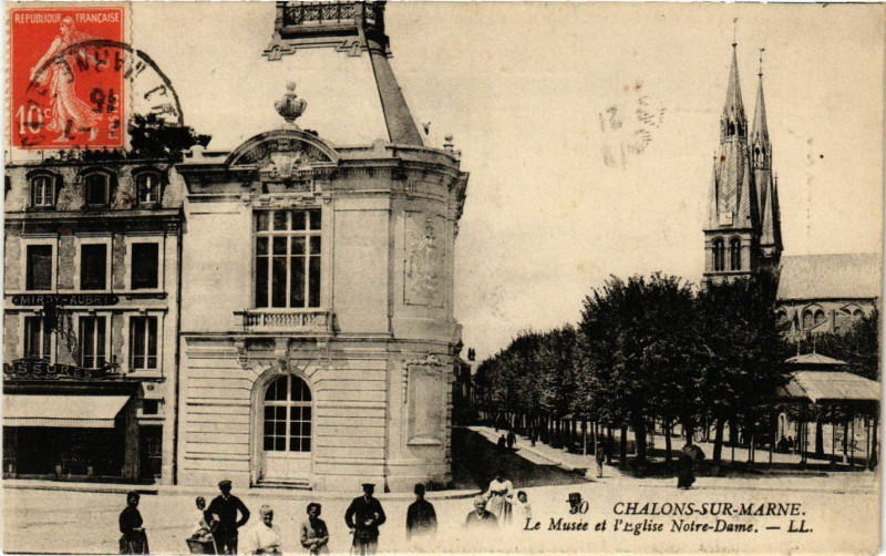 Carte postale ancienne Chalons-sur-Marne - Le Musée et l'Eglise Notre-Dame