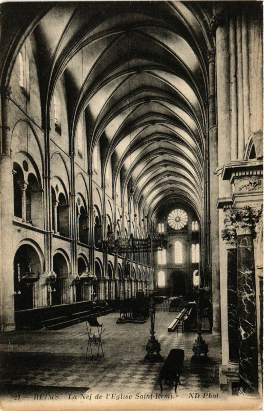 Carte postale ancienne Reims - La Nef de l'Eglise Sait-Remi à Reims