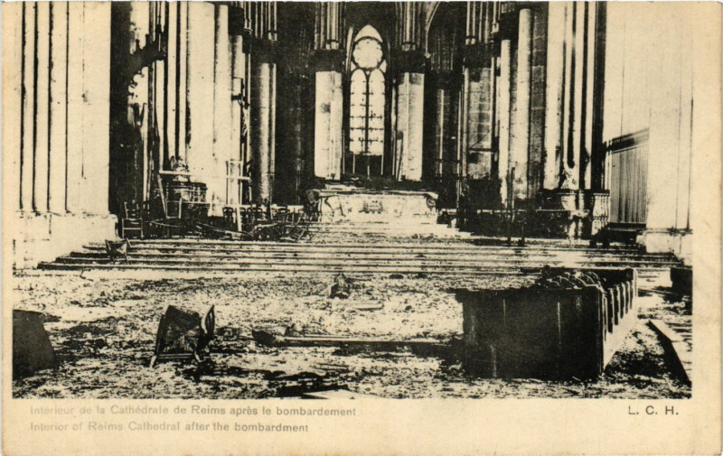 Carte postale ancienne Interieur de la Cathedrale de Reims apres le bombardement à Reims