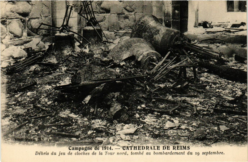 Carte postale ancienne Campagne de 1914 Cathedrale de Reims Debris du jeu de coches de à Reims