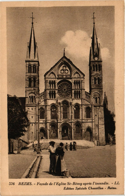 Carte postale ancienne Reims - Facade de l'Eglise Saint-Remy apres l'incendie à Reims