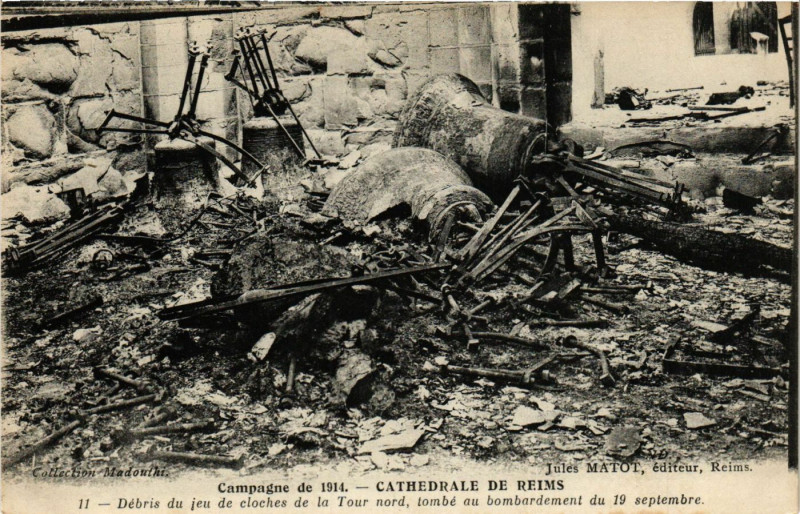 Carte postale ancienne Campagne de 1914 Cathedrale de Reims Debris du jeu de coches de à Reims