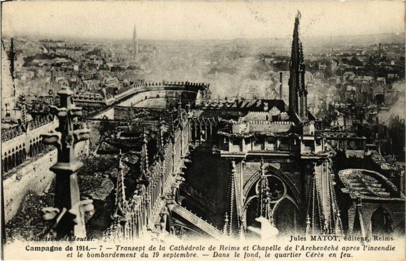 Carte postale ancienne Campagne de 1914 Transept de la Cathedrale de Reims et Chapelle à Reims