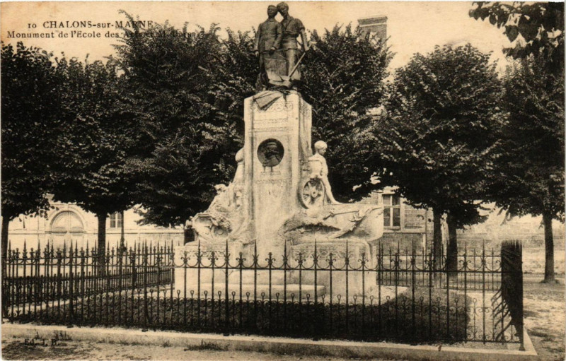 Carte postale ancienne Chalons-sur-Marne - Monument de l'Ecole des