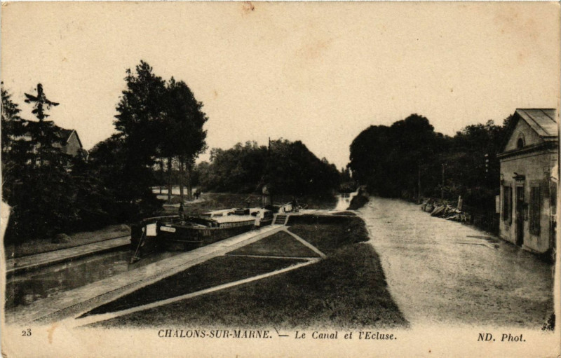 Carte postale ancienne Chalons-sur-Marne - Le Canal et l'Ecluse