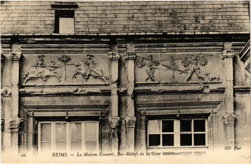 Carte postale ancienne Reims - La Maison Couvert Bas-Relief de la Cour interieure à Reims