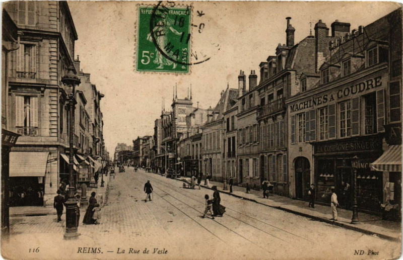 Carte postale ancienne Reims - La Rue de Vesle à Reims