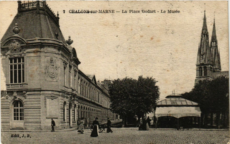 Carte postale ancienne Chalons-sur-Marne - La Place Godart - Le Musée