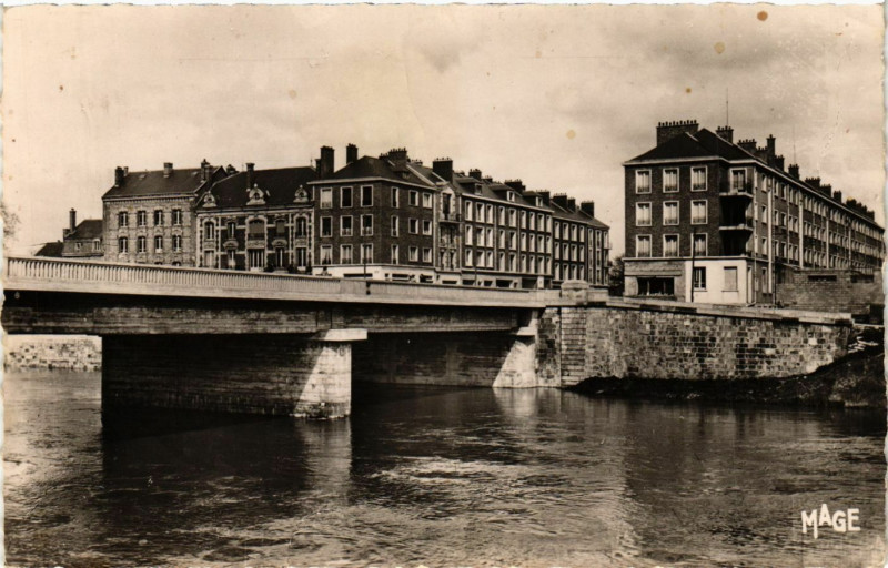 Carte postale ancienne Chalons-sur-Marne - Le Pont sur la Marne