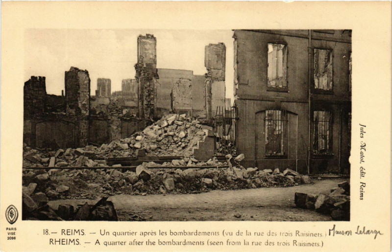 Carte postale ancienne Reims Un quartier apres les bombardements (vu de la rue des trois à Reims