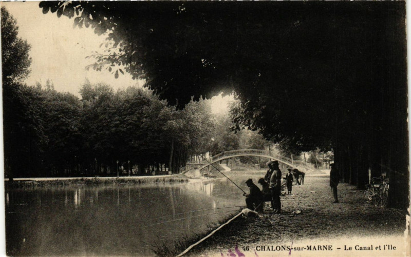 Carte postale ancienne Chalons-sur-Marne - Le Canal et l'Ile