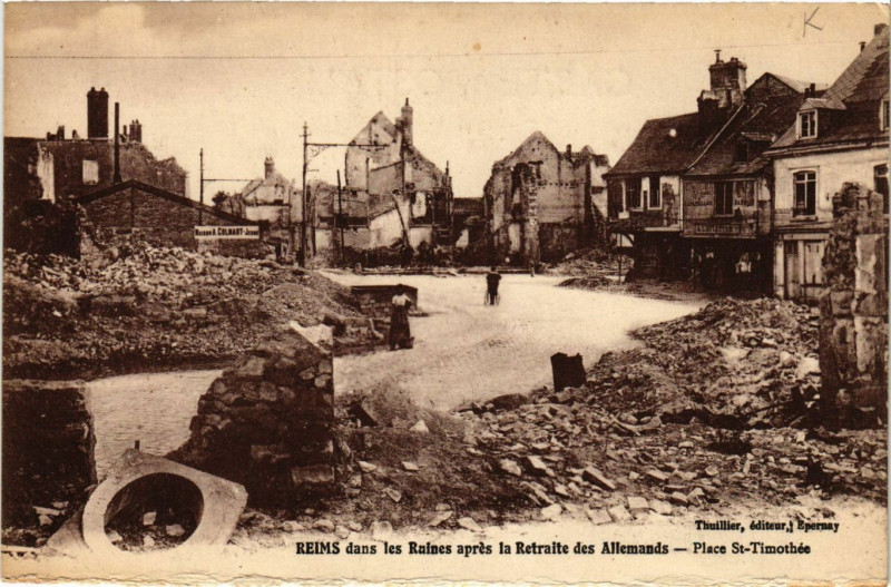 Carte postale ancienne Reims dans les Ruines apres la Retraite des Allemands - Place à Reims