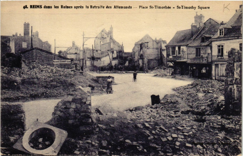 Carte postale ancienne Reims dans les Ruines apres la Retraite des Allemands - Place à Reims