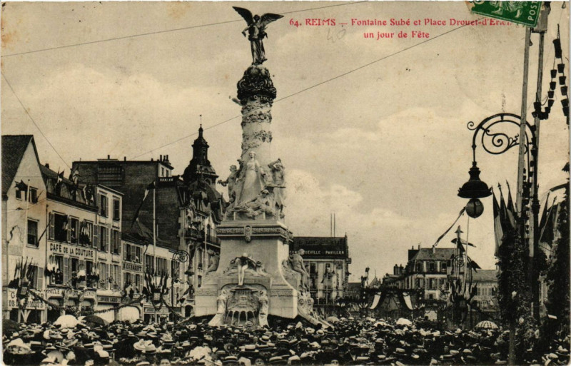 Carte postale ancienne Reims - Fontaine Sube et Place Drouet-d'Erlon un jour de Fete à Reims