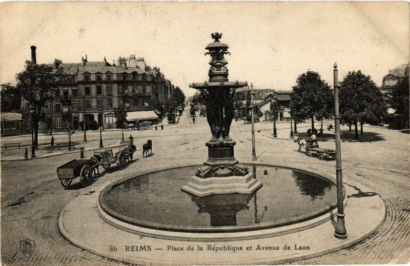 Carte postale ancienne Reims - Place de la Republique et Avenue de Laon à Reims