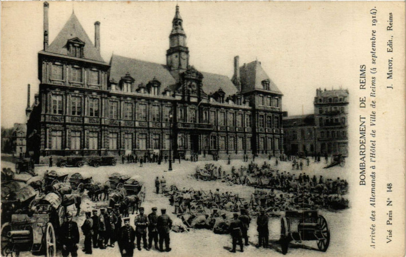 Carte postale ancienne Bombardement de Reims - Arrivée des Allemends a l'Hotel de Ville à Reims