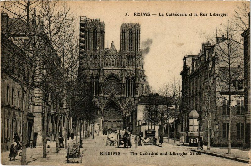 Carte postale ancienne Reims - La Cathedrale et la Rue Libergier à Reims
