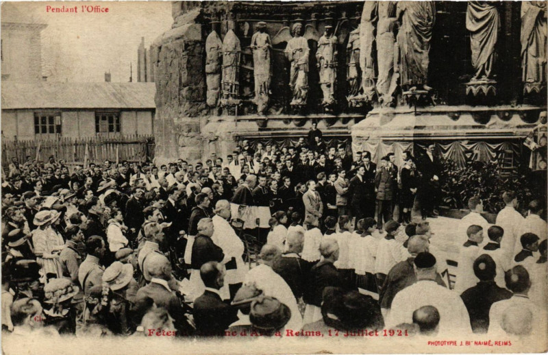 Carte postale ancienne Pendant l'Office - Fetes de Jeanne d'Arc a Reims 17 Juillet 1921 à Reims