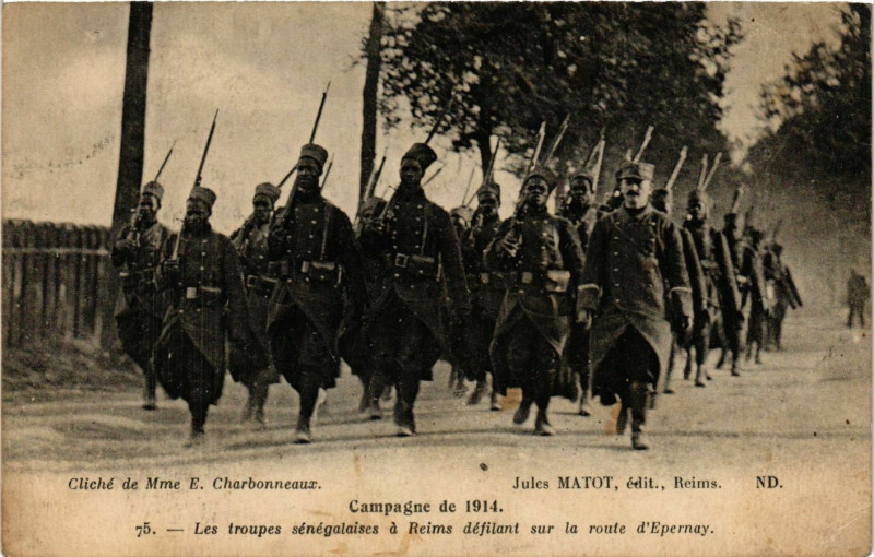 Carte postale ancienne Campagne de 1914 - Les troupes senegalaises a Reims defilant sur à Reims