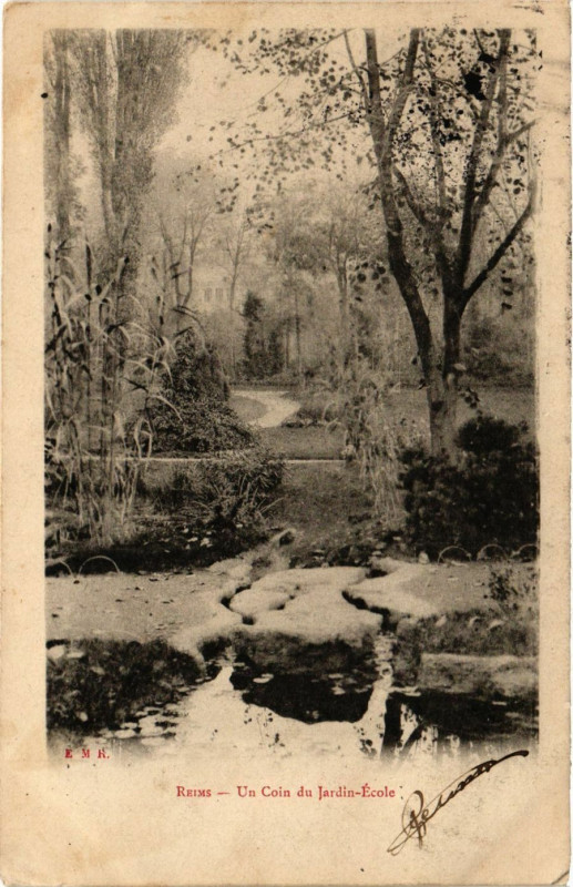 Carte postale ancienne Reims - Un coin du Jardin-Ecole à Reims