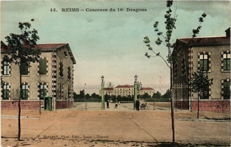 Carte postale ancienne Reims - Casernes du 16* Dragons à Reims