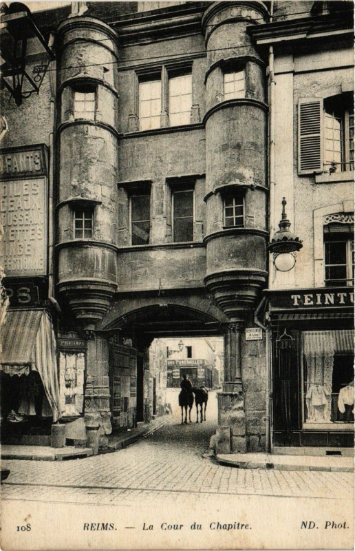 Carte postale ancienne Reims - La Cour du Chapitre à Reims