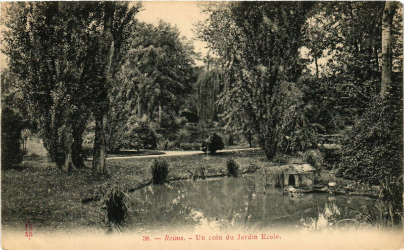 Carte postale ancienne Reims - Un coin du Jardin Ecole à Reims