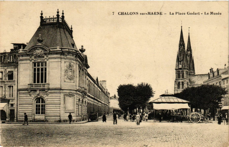 Carte postale ancienne Chalons-sur-Marne - La Place Godart - Le Musée