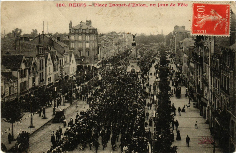 Carte postale ancienne Reims - Place Drouet-d'Erlon un jour de Fete à Reims