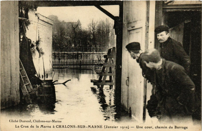 Carte postale ancienne La Crue de la Marne a Chalons-sur-Marne (Janvier 1910) - Une cour