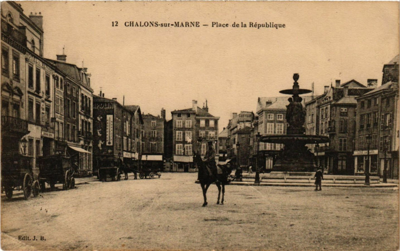 Carte postale ancienne Chalons-sur-Marne - Place de la Republique