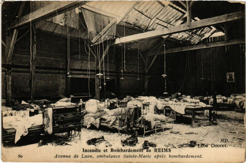 Carte postale ancienne Incendie et Bombardement de Reims - Avenue de Laon ambulance Sainte- à Reims