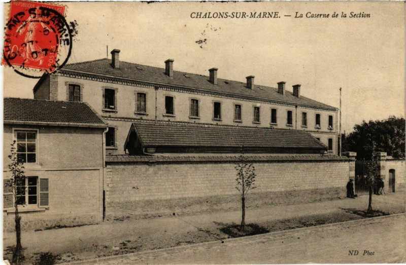 Carte postale ancienne Chalons-sur-Marne - La Caserne de la Section