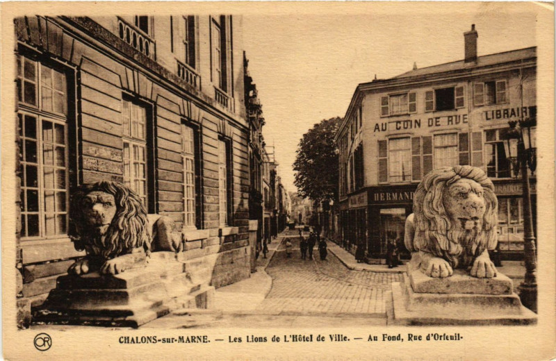 Carte postale ancienne Chalons-sur-Marne - Les Lions de l'Hotel de Ville - Au Fond Rue